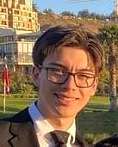 Bertil Tengelin, fundador de Webra, sonriendo con traje y corbata al aire libre
